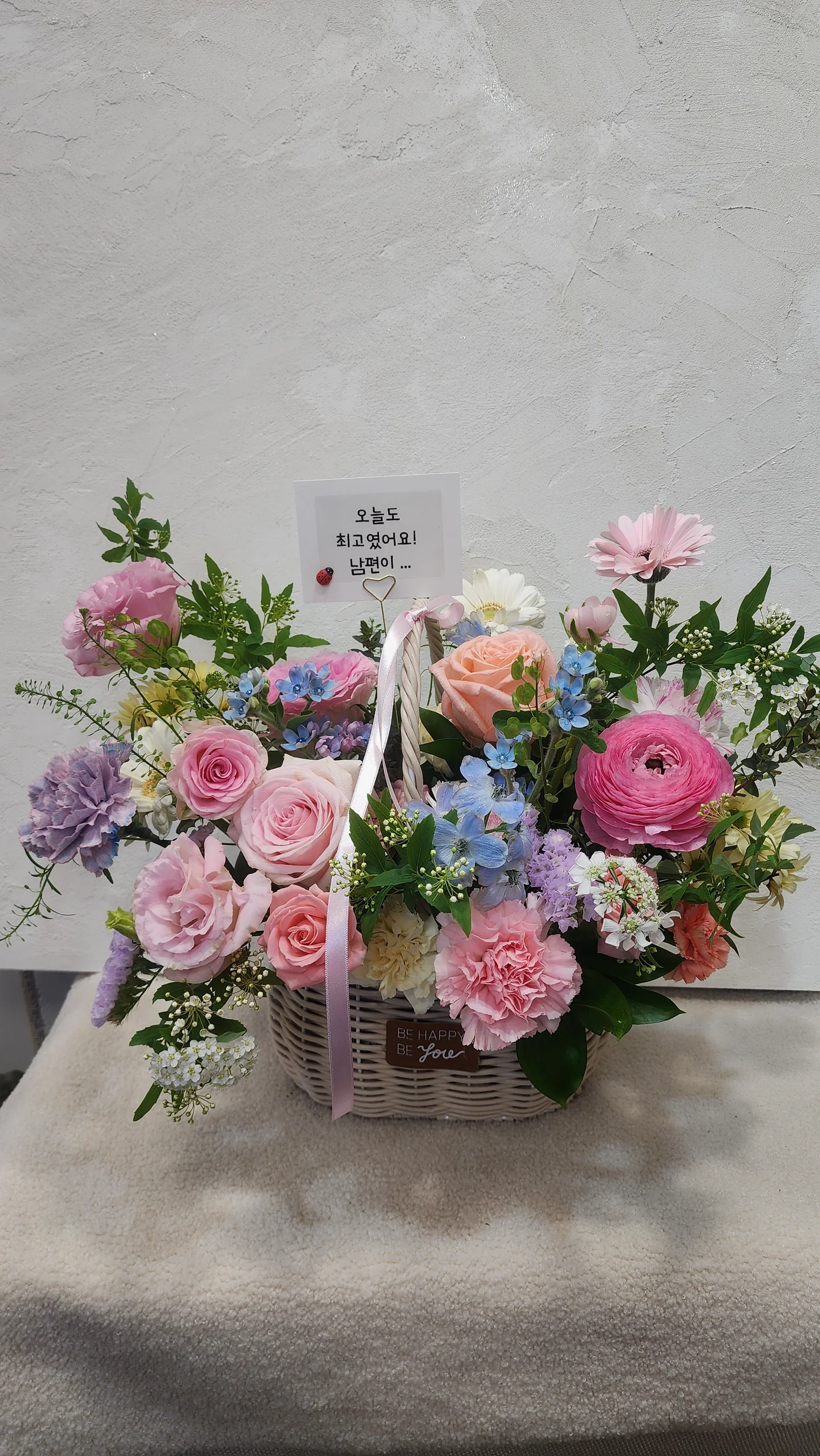핑크 장미와 라넌큘러스, 수국이 어우러진 생일용 꽃바구니