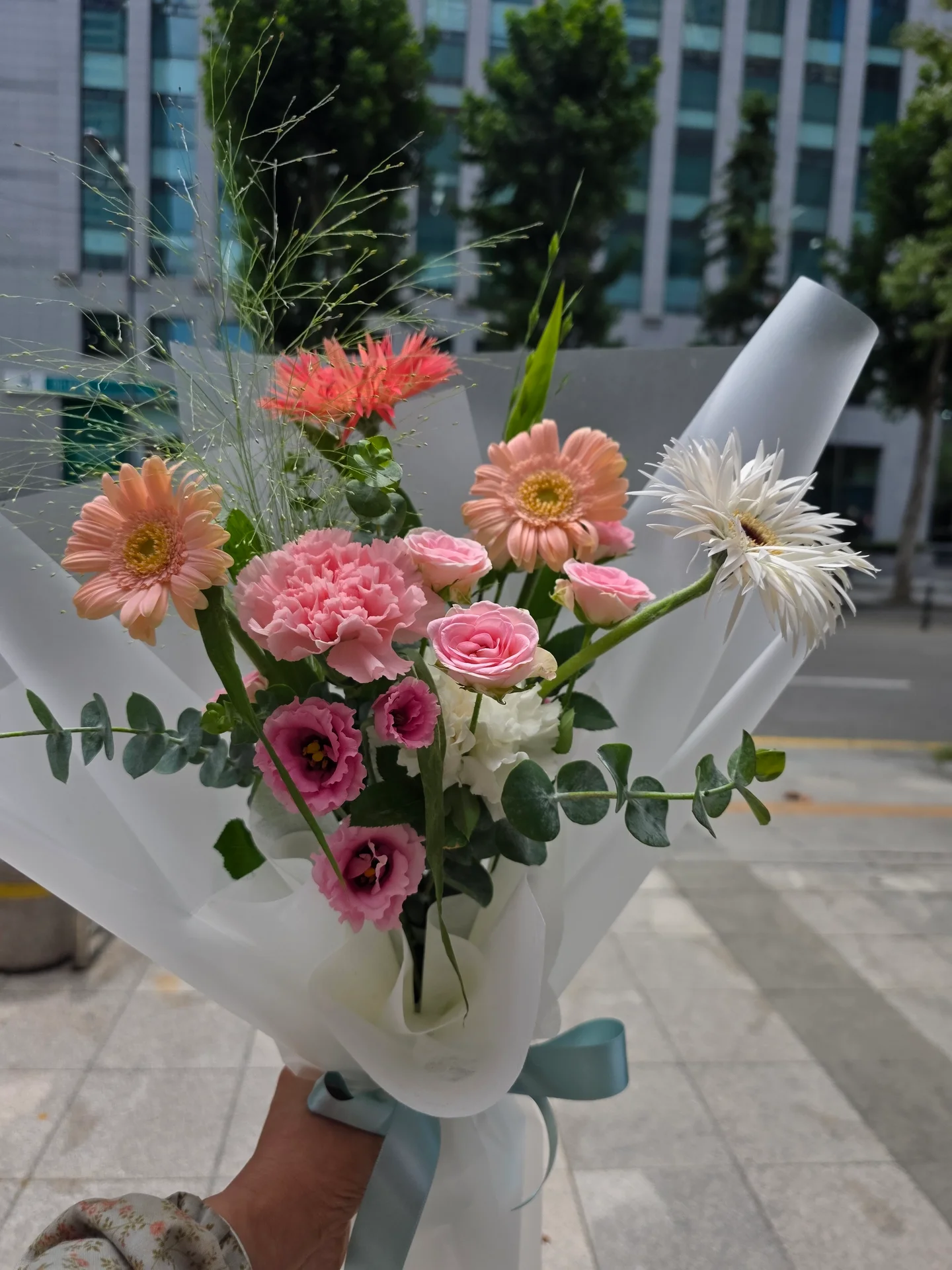 핑크 카네이션과 장미, 피치색 거베라, 흰색 거베라가 어우러진 혼합 꽃다발, 화이트